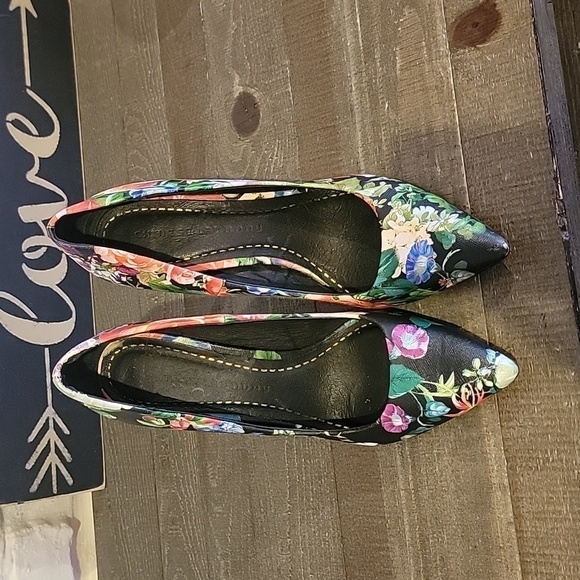 Womens floral printed pumps by Chinese Laundry - Picture 2 of 5